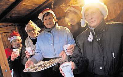Die Damen der Altkarnevalisten Hildburghausen (ACV) kredenzen neben Glühwein nach Familienrezept Fettbrote als deftige Trink-Grundlage.